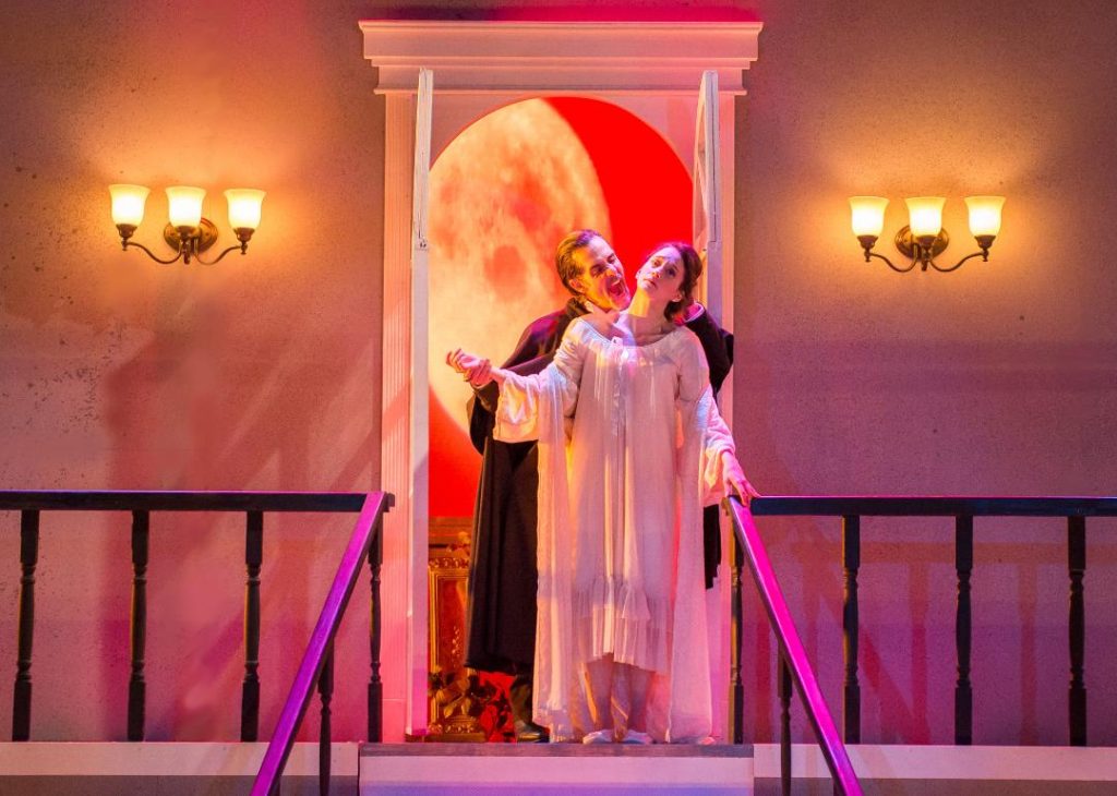 World Premiere Of Stage Version Of Dracula Is Hardly What You D Expect